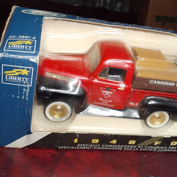 NIB 1948 FORD Can Tire Die Cast Collector Bank Liberty 🇨🇦 $12.50 Shipping 🇨🇦 - Picture 7 of 16
